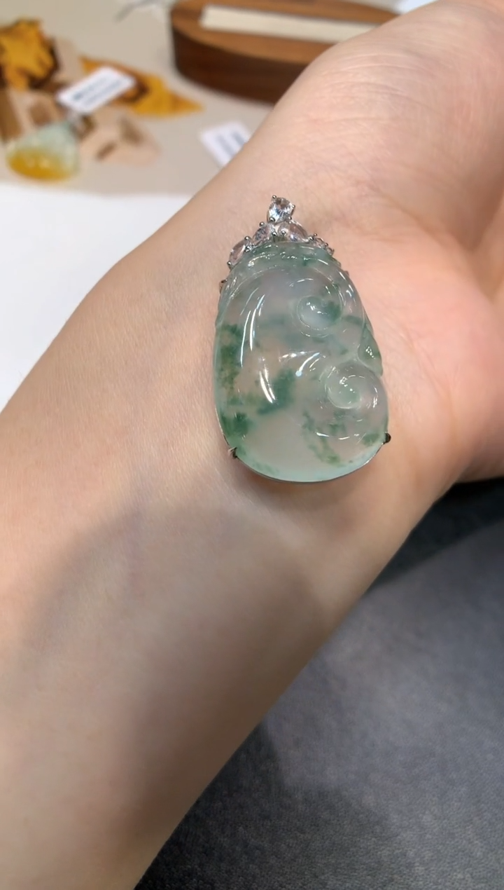 颈饰18K金镶嵌翡翠如意