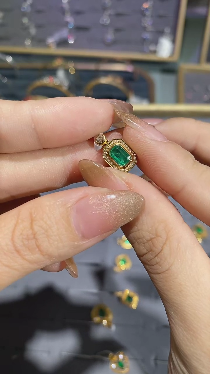 【闪购商品】祖母绿颈饰18K金镶嵌吊坠