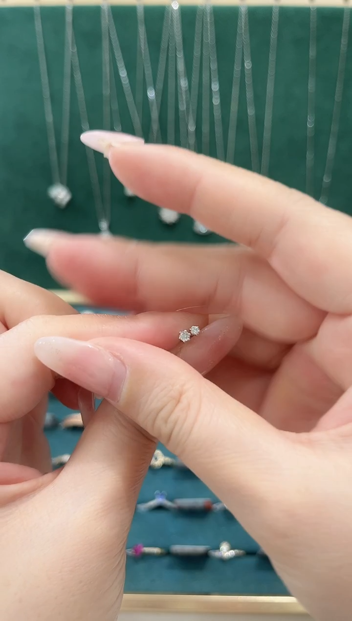 铂Pt950镶嵌耳饰钻石14分/对