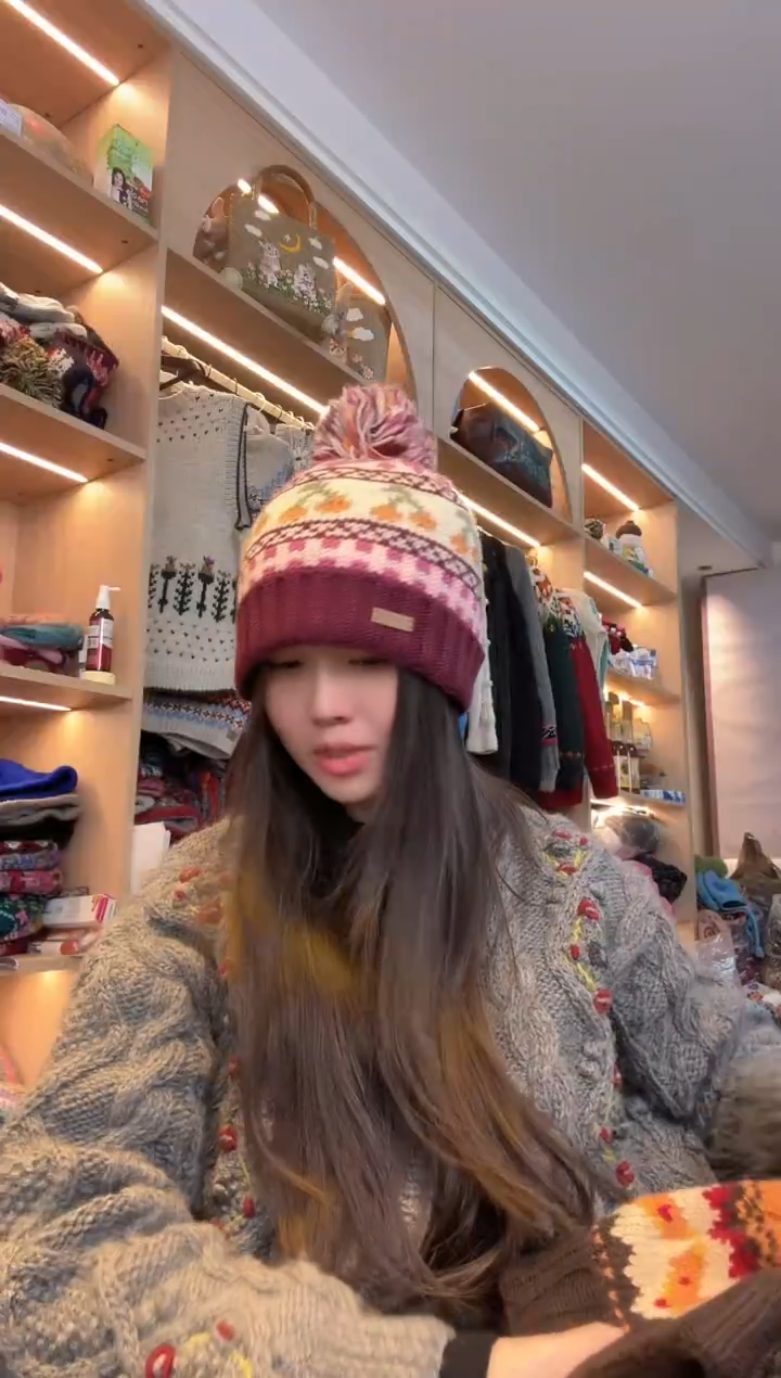 羊毛粉紫樱桃帽 