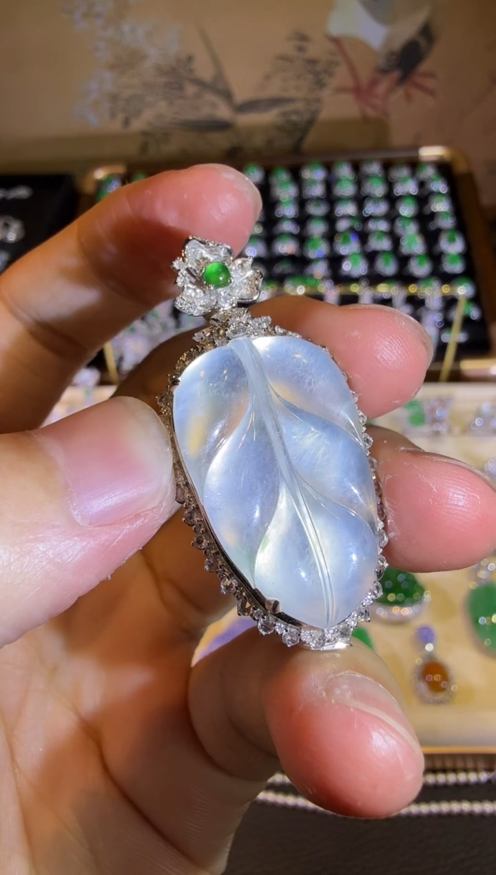 【闪购商品】翡翠吊坠(赠链)18K金镶嵌玻璃种极光白树叶