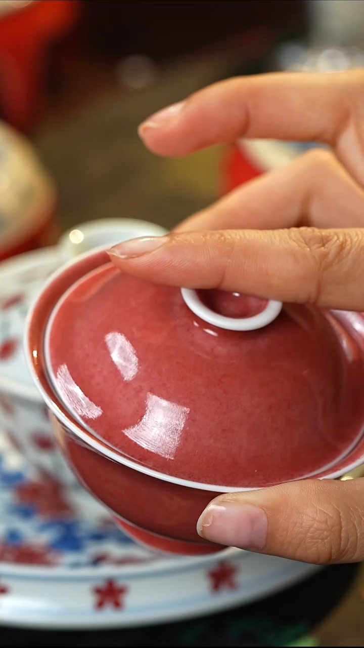  景德镇高温纯手工手绘豇豆红宝宝盖碗