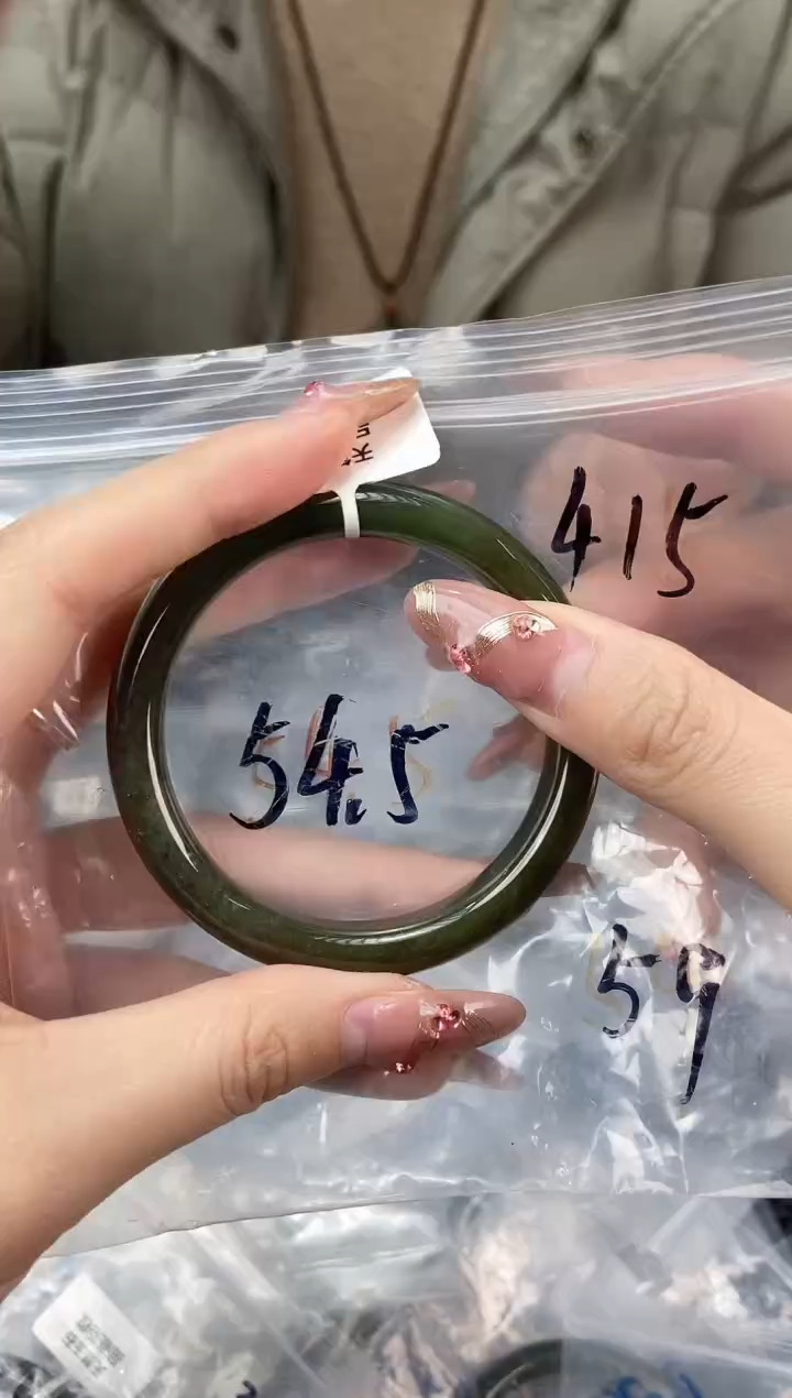 【闪购商品】和田玉手镯未镶嵌微瑕手镯415