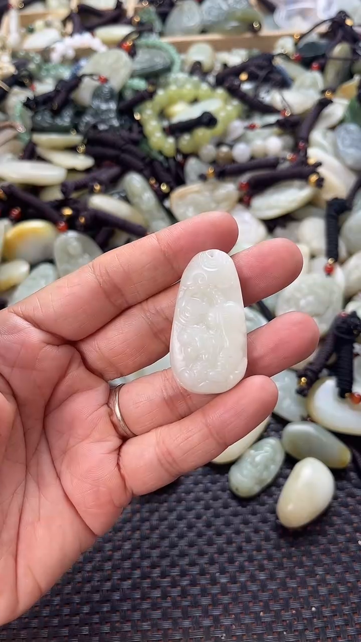 和田玉未镶嵌颈饰（多样性发一件）没有证书有瑕