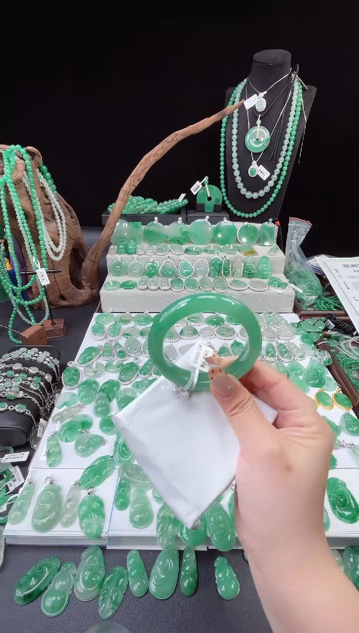 未镶嵌手镯石英质玉（非洲翠）手镯54.6