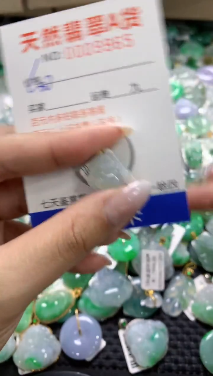 颈饰18K金镶嵌翡翠1111111111111111