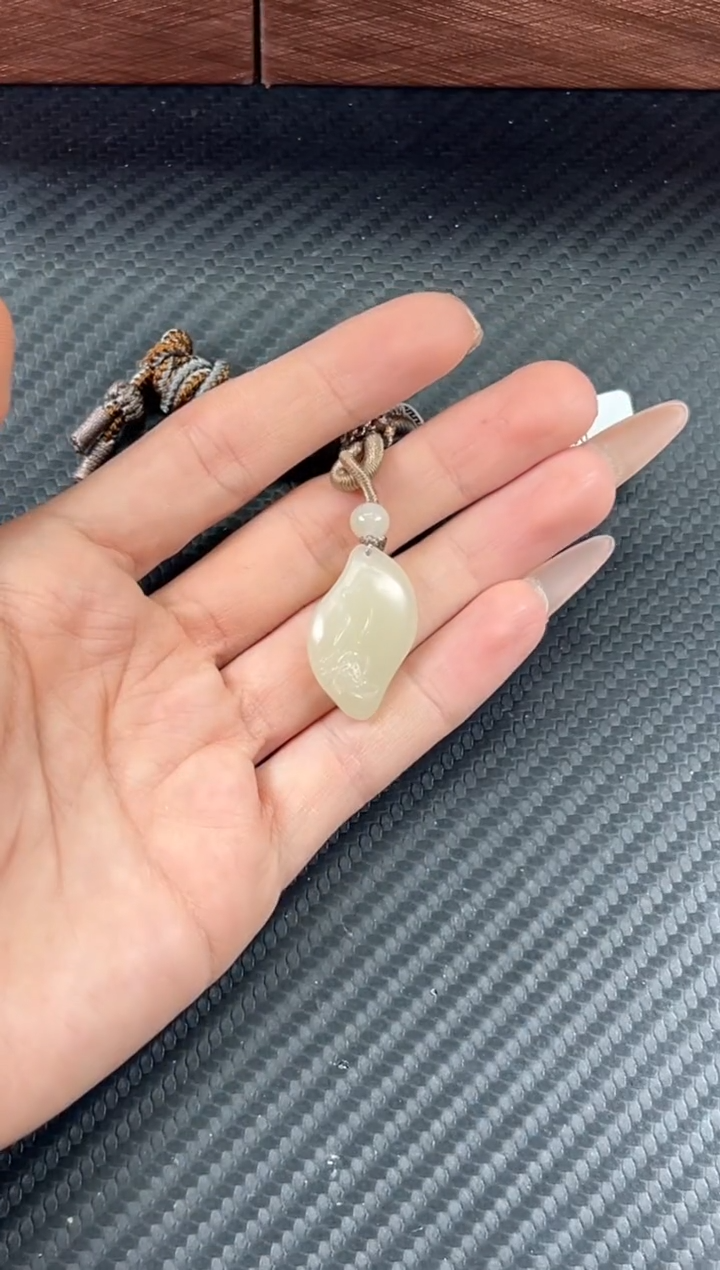 吊坠(赠链)未镶嵌和田玉且末迪克兰一细微色差吊坠