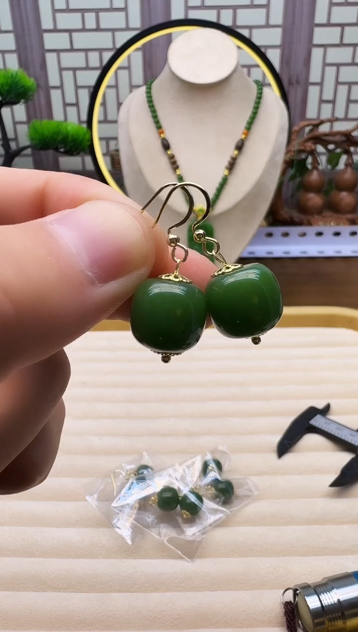 14K金镶嵌和田玉耳饰E117  