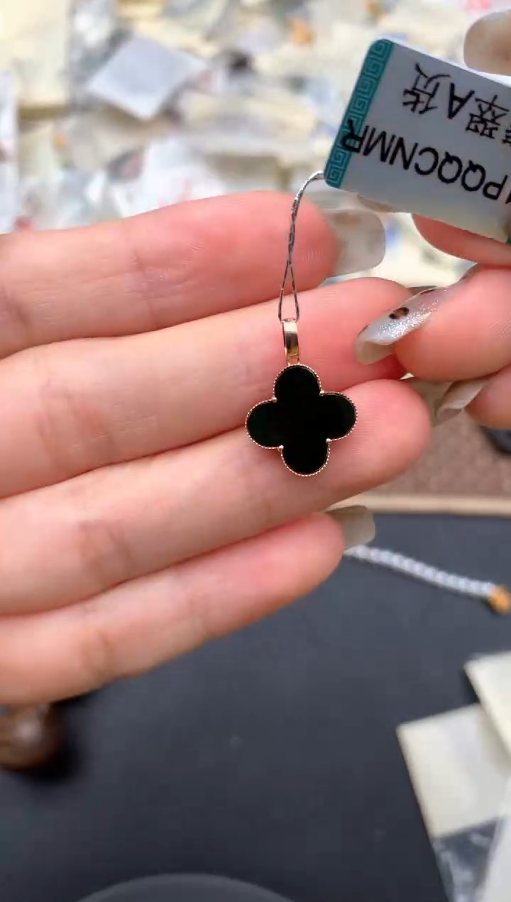 18K金镶嵌挂件翡翠一