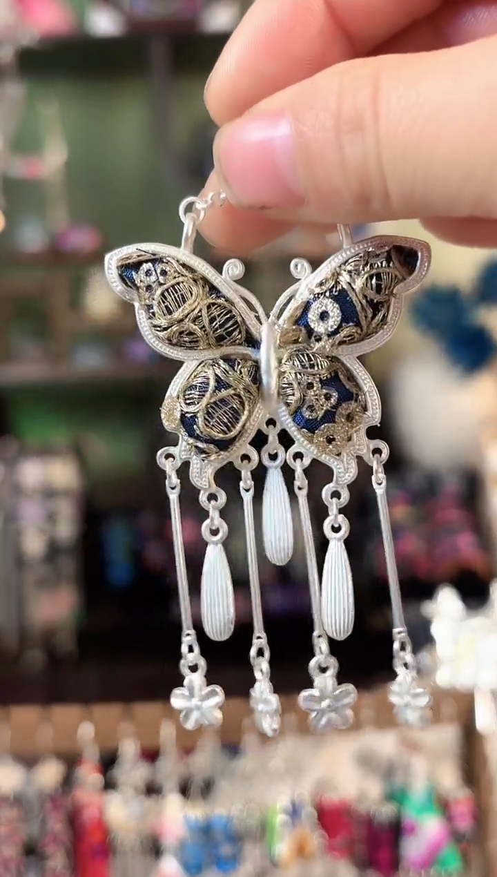 彩云南阁非遗老绣苗银饰品110