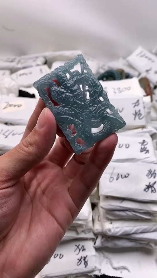 翡翠未镶嵌颈饰关公【品质一般介意慎拍】