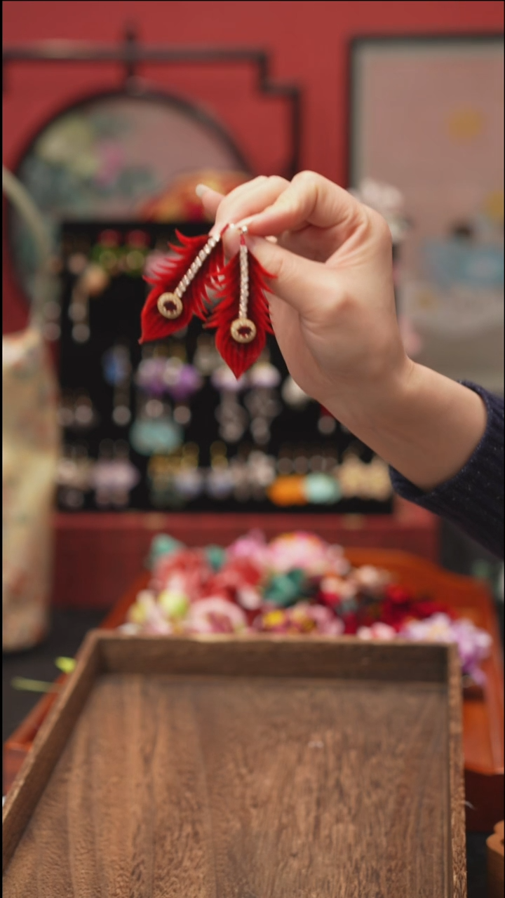 刺绣非遗绒花饰品 