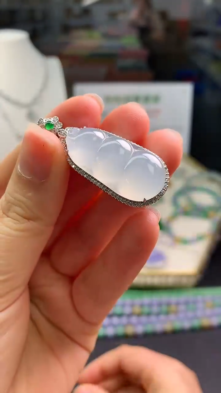 【闪购商品】翡翠颈饰18K金镶嵌翡翠豆子|不退不换