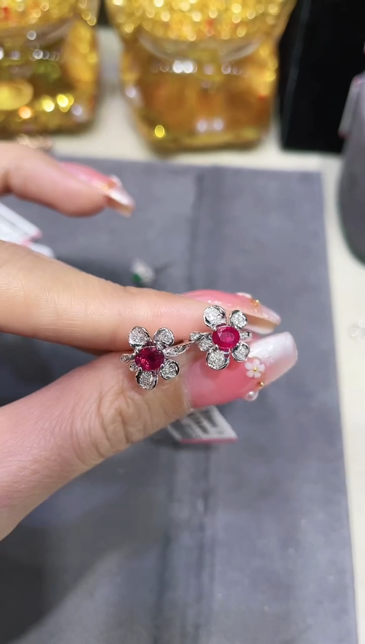 18K金镶嵌红宝石耳饰