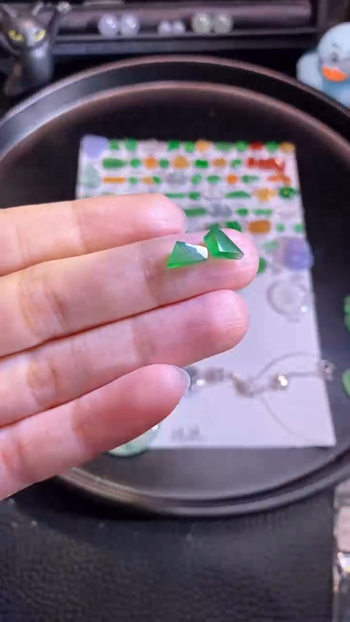 翡翠挂件未镶嵌切割