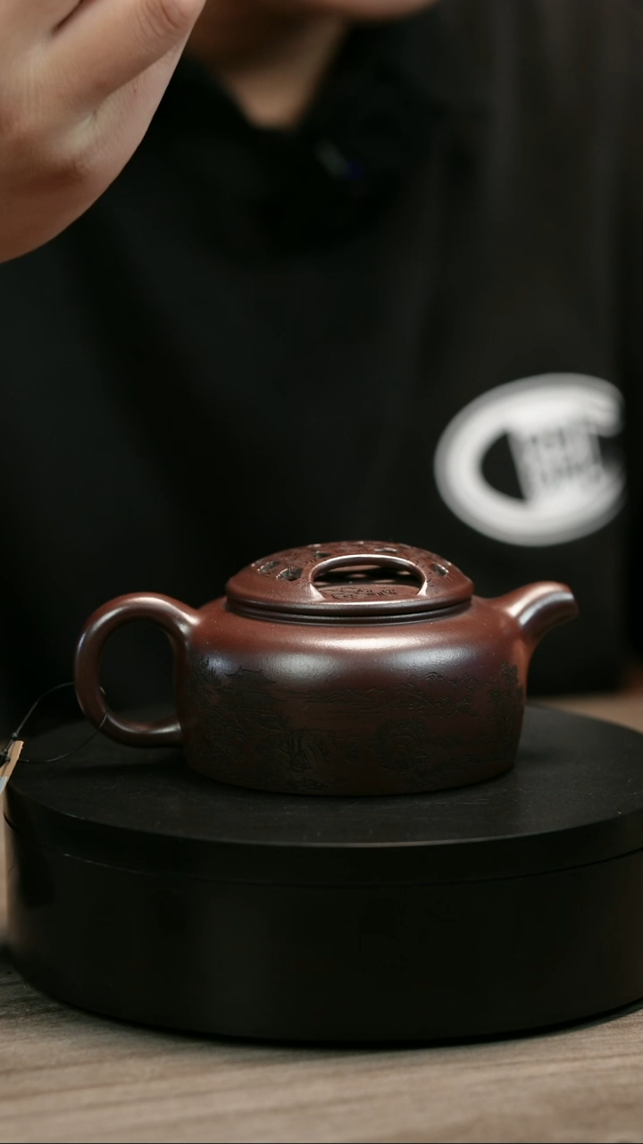 茶壶紫砂杨*文H2463王芳刻绘镂空牛盖