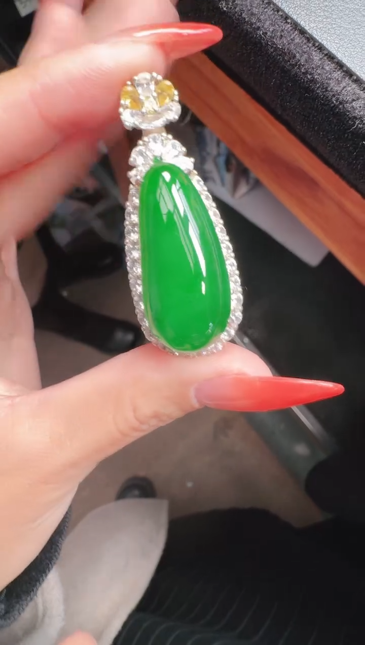 未镶嵌定制翡翠翡翠A货有轻微色差属于正常现象，福瓜