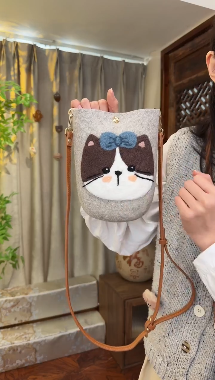 羊毛非遗羊毛毡包 手机包灰猫咪