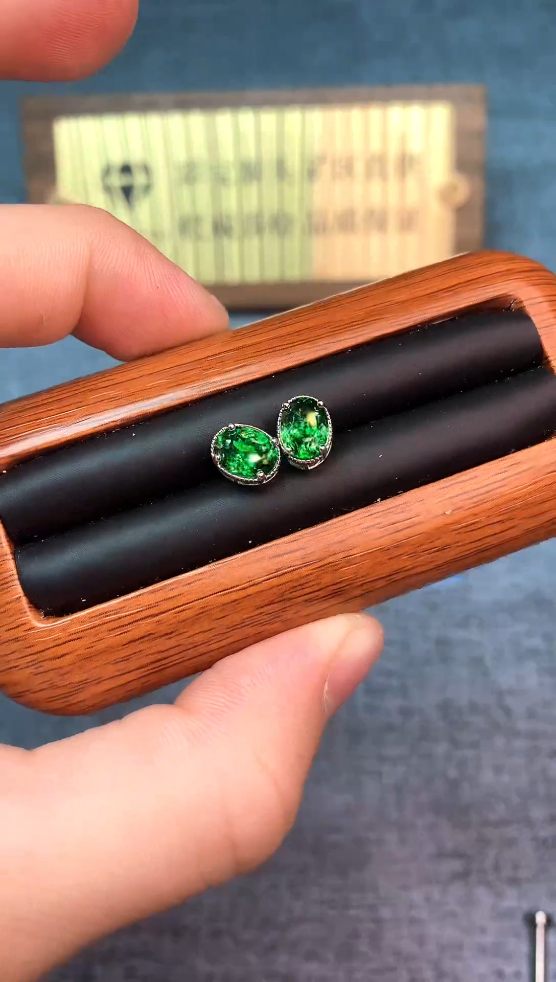 银S925镶嵌耳钉石榴石（沙弗莱）......