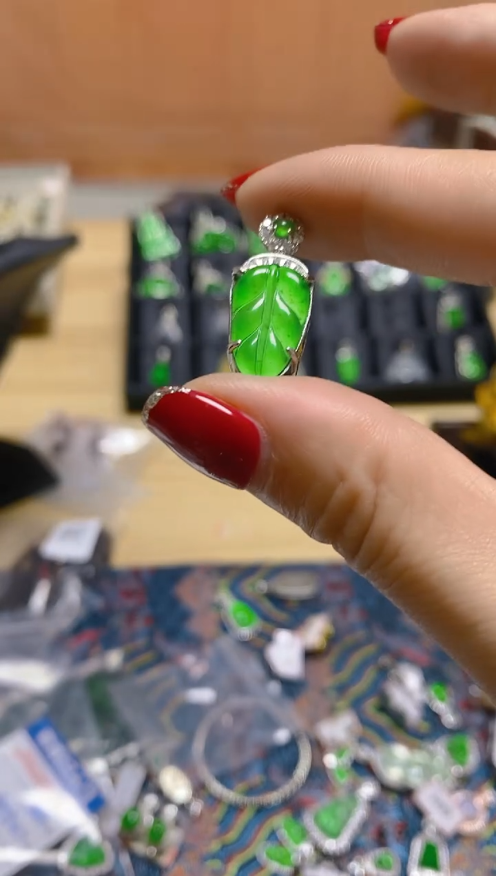 颈饰未镶嵌翡翠天然A货 假一罚四