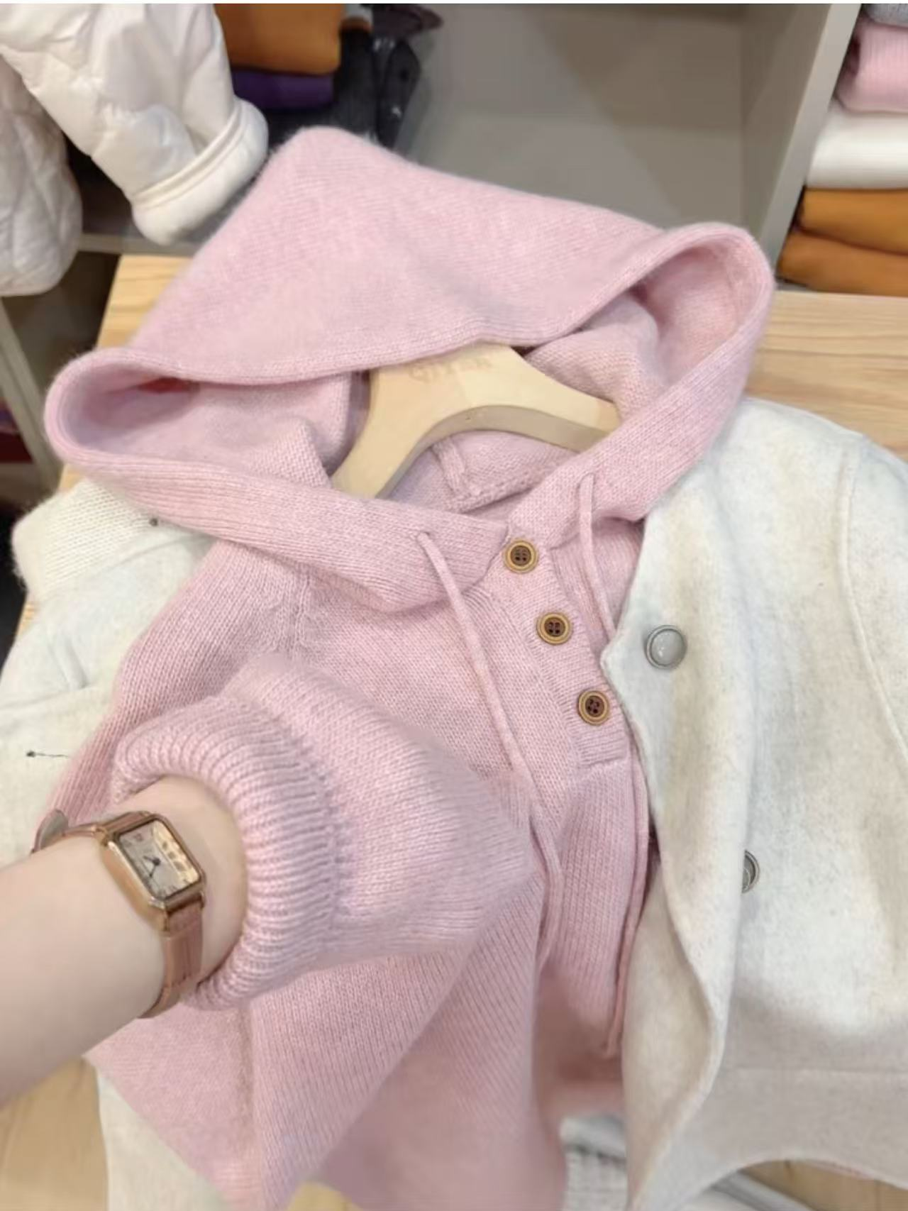 七言家 很软糯！烟粉三粒扣抽绳帽衫