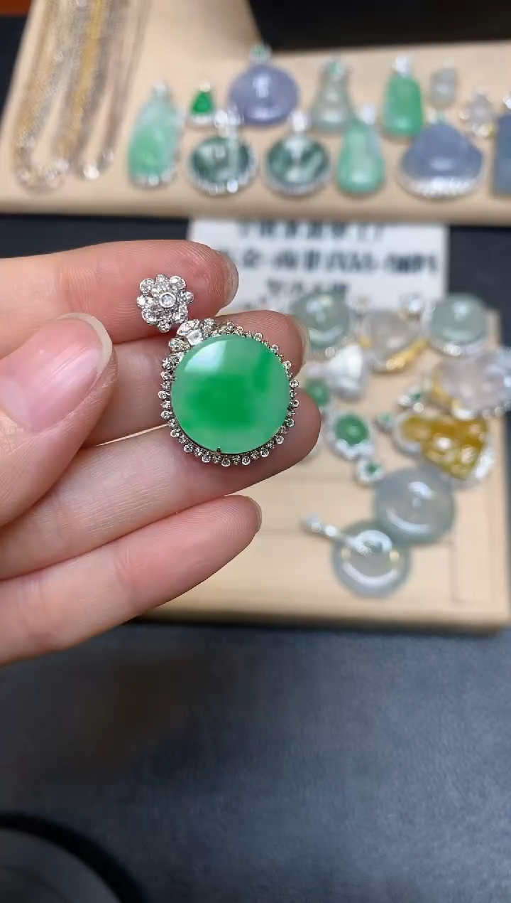 【闪购商品】翡翠颈饰18K金镶嵌圆牌【无服务费