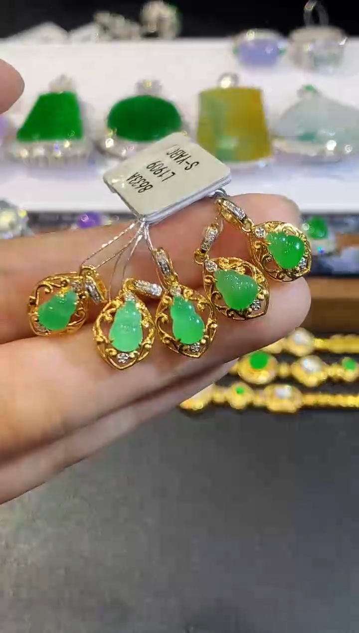 翡翠18K金镶嵌吊坠(不含链)多样性发其一