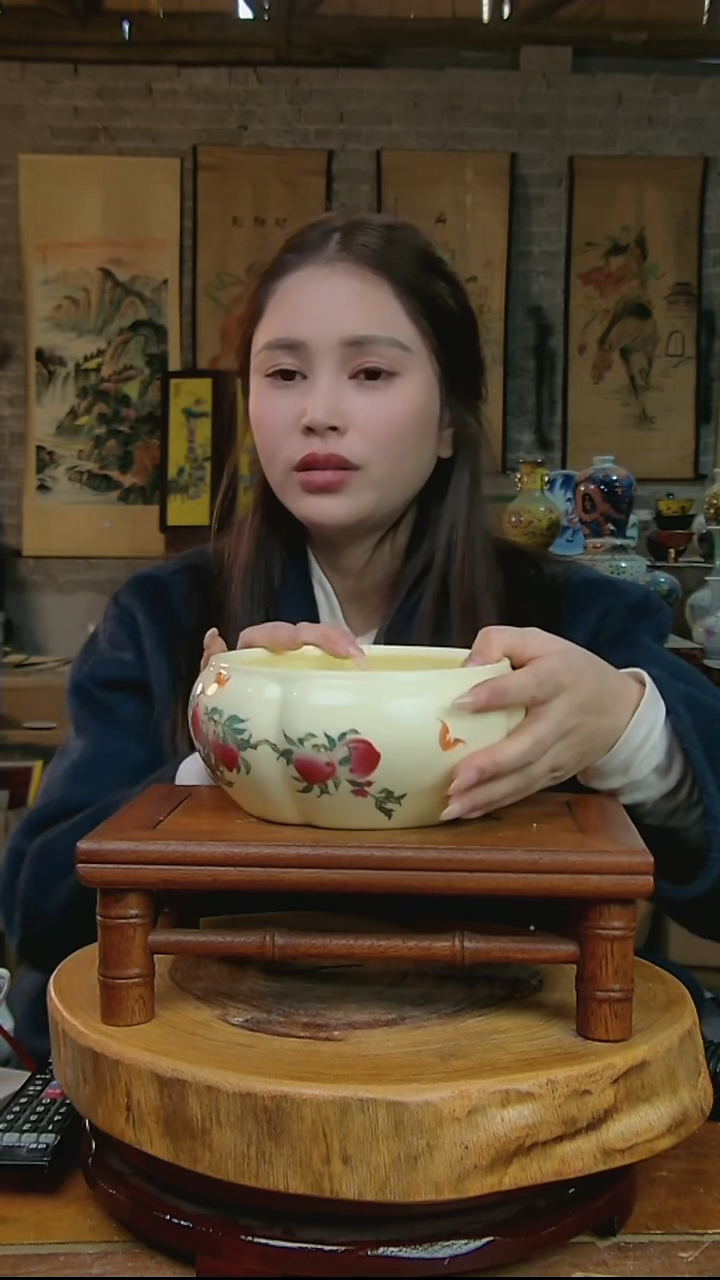 摆件陶黄稀土寿桃笔洗