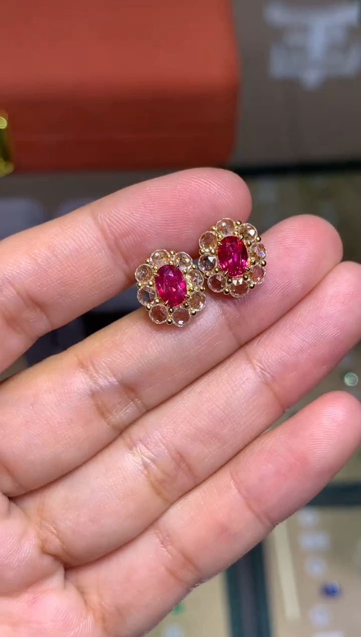 18K金镶嵌耳钉红宝石1.42CT