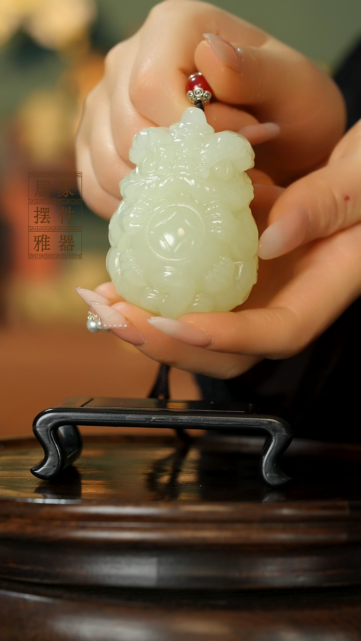 玉《醒狮抱球》摆件