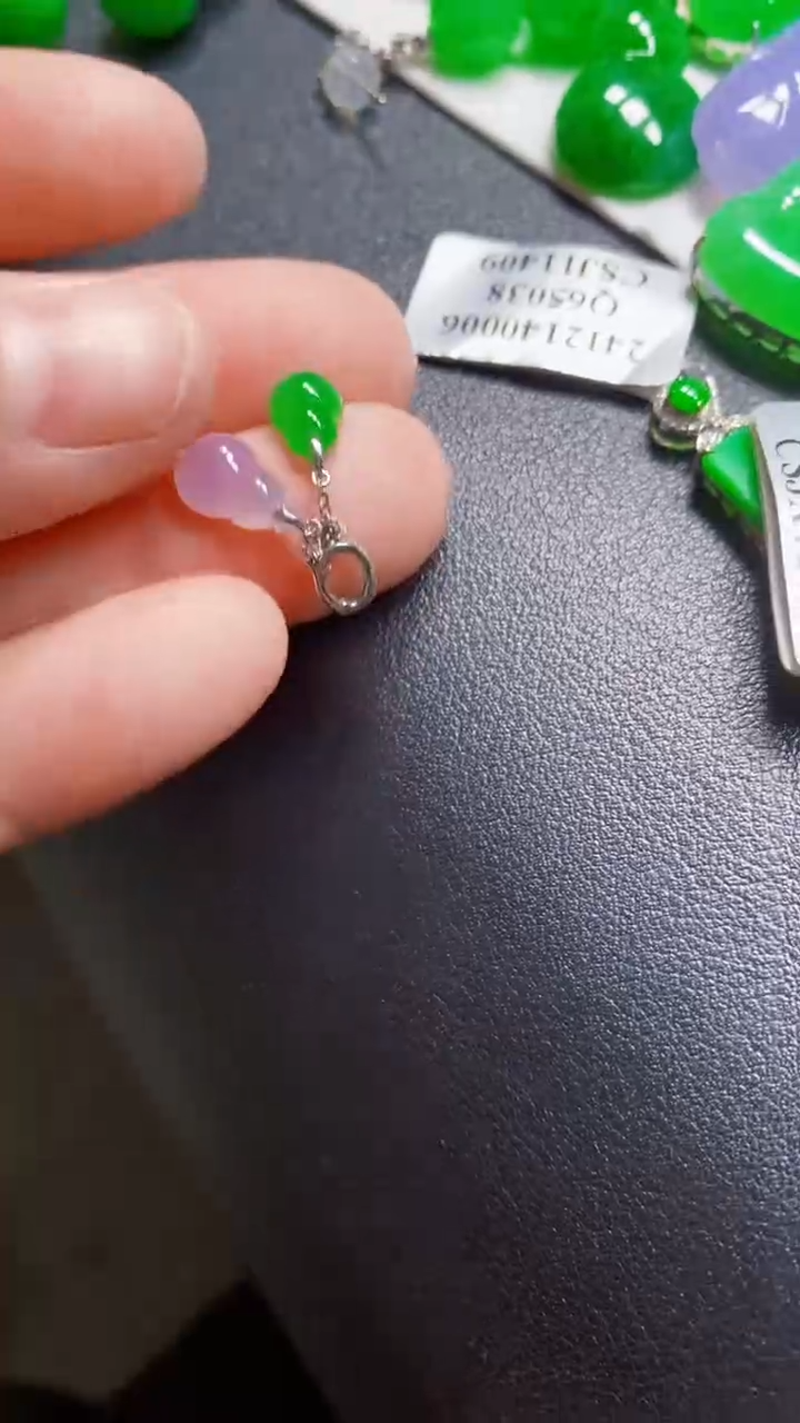 颈饰18K金镶嵌翡翠吊坠