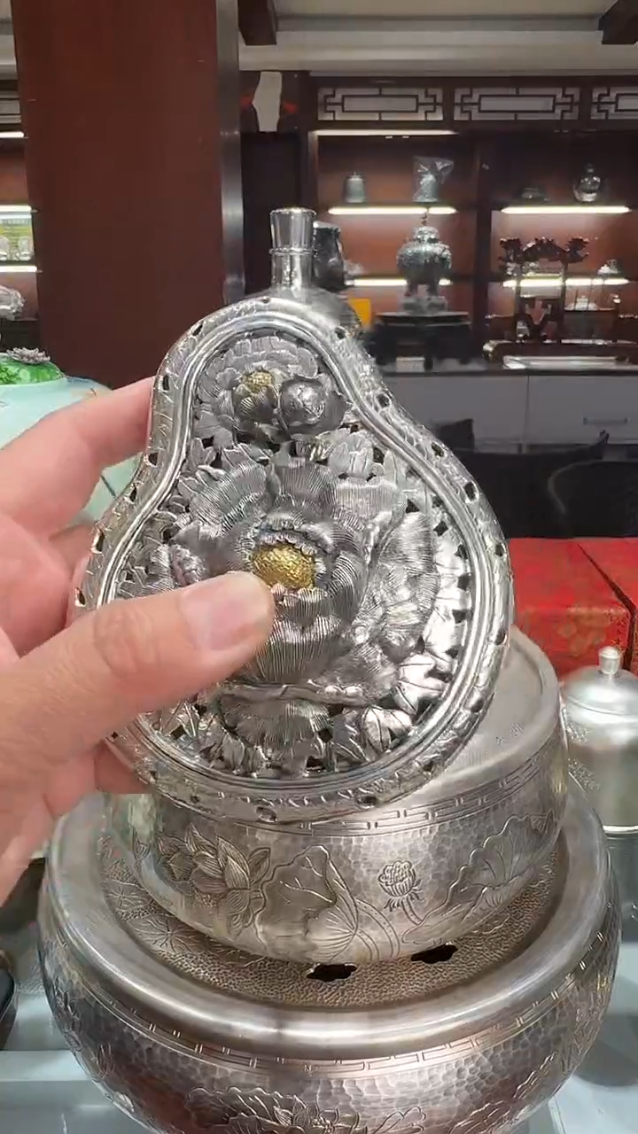 ?*?足银手工精工老师錾刻牡丹三足香炉