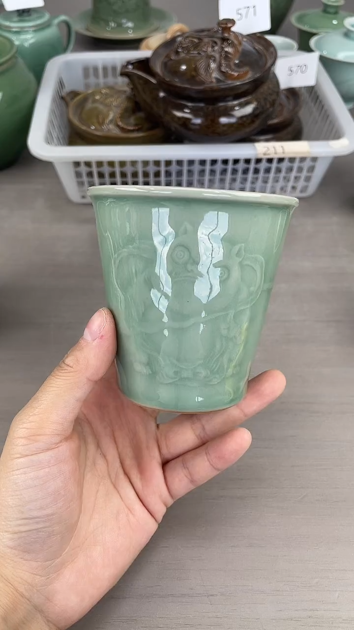 青瓷仓储福利清仓呼啸