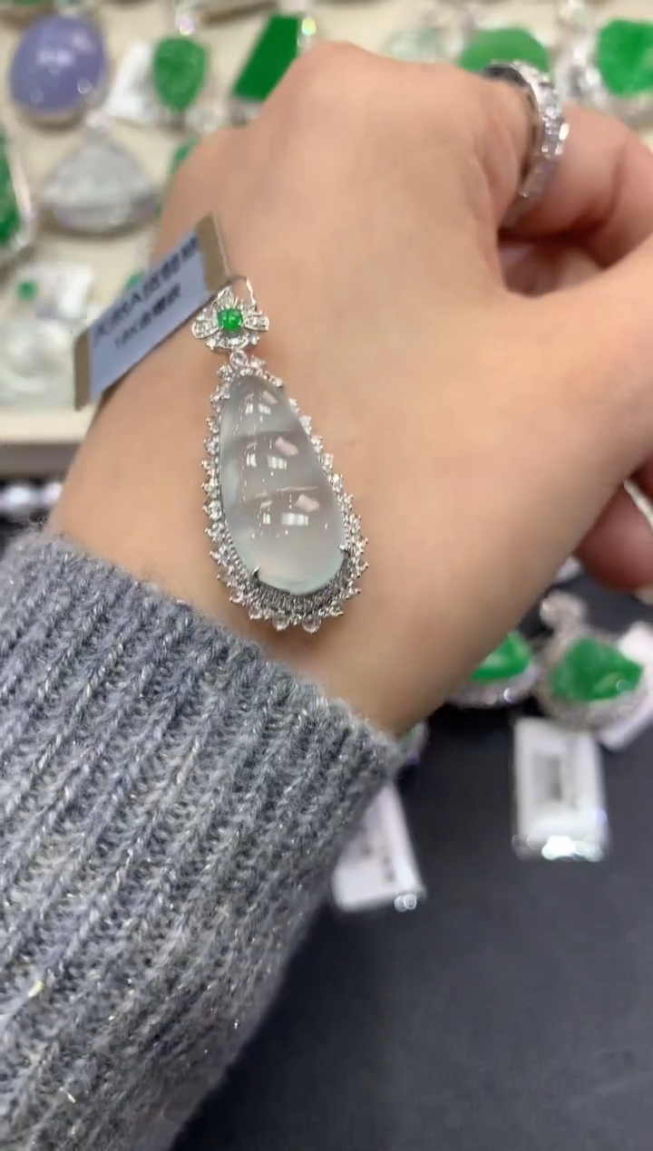 【闪购商品】翡翠吊坠(不含链)18K金镶嵌q22       