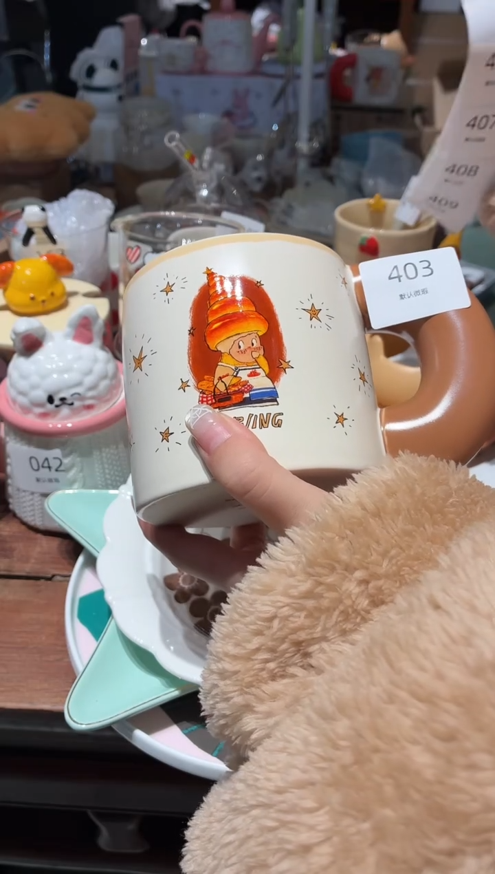 瓷401棕色奶油号角星星人杯 瑕疵