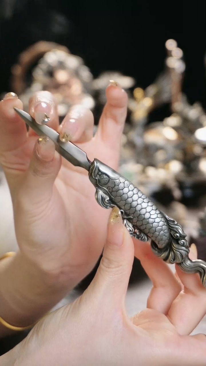 【闪购商品】复古白铜银色龙鱼设计