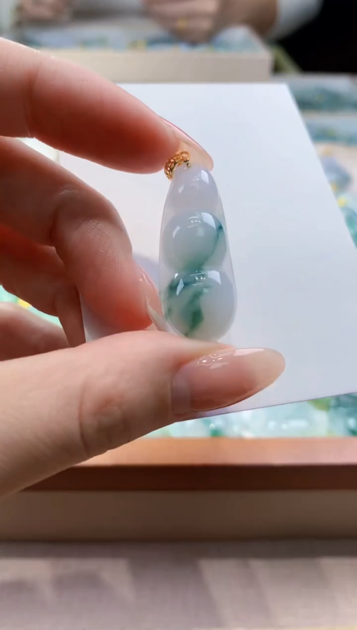 颈饰未镶嵌翡翠天然翡翠挂件  