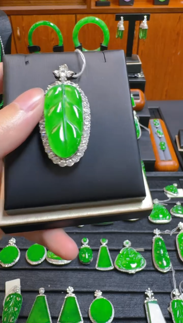 【闪购商品】翡翠吊坠(赠链)银S925镶嵌天然A货翡翠