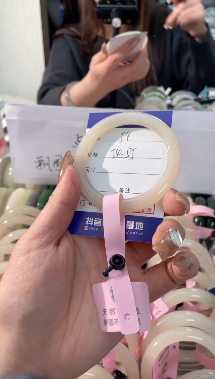 【闪购商品】和田玉手镯未镶嵌58