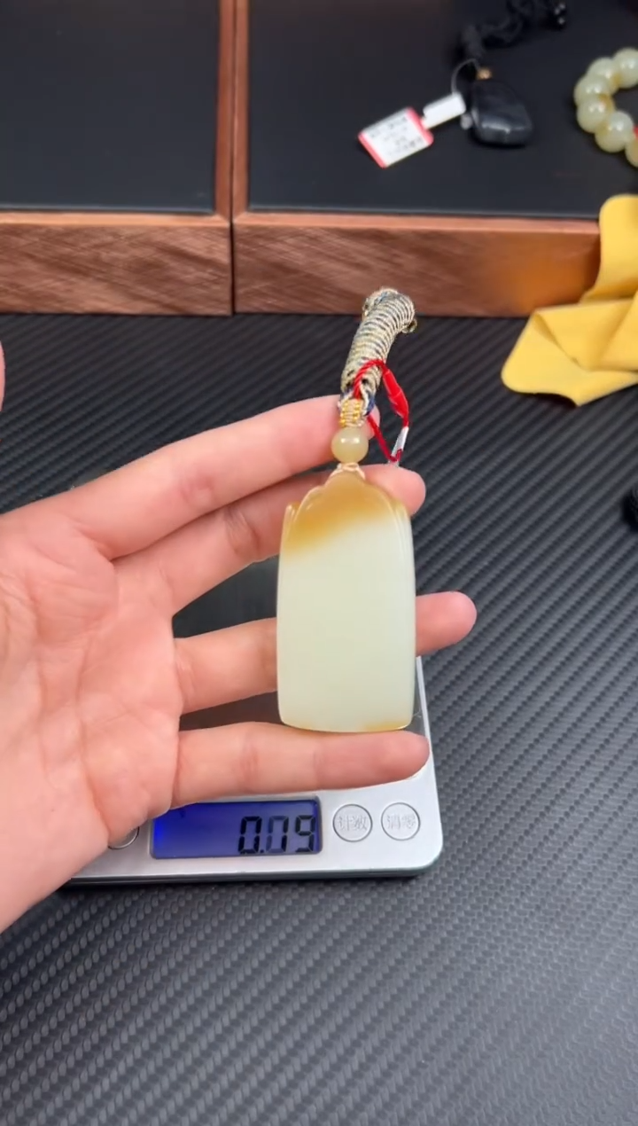 【闪购商品】和田玉吊坠(赠链)未镶嵌且末金山微色差