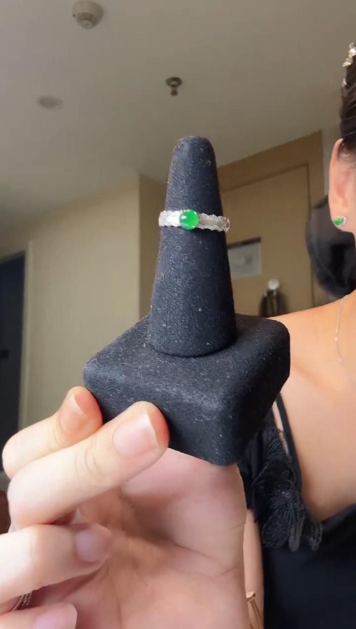 翡翠戒指银S925镶嵌天然翡翠戒指