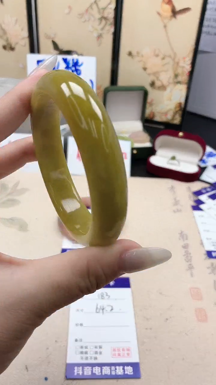 石英质玉手镯未镶嵌183/64.2