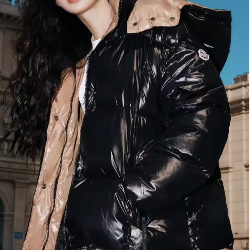95新 MONCLER H12889 徽标贴饰连帽绗缝羽绒服 XS码
