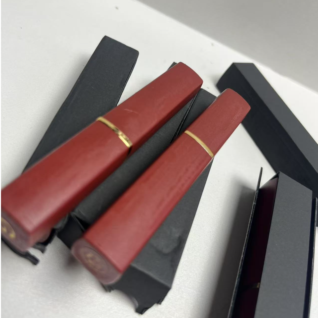 微瑕粘手福利口红唇膏 裸包发货 微瑕介意勿拍
