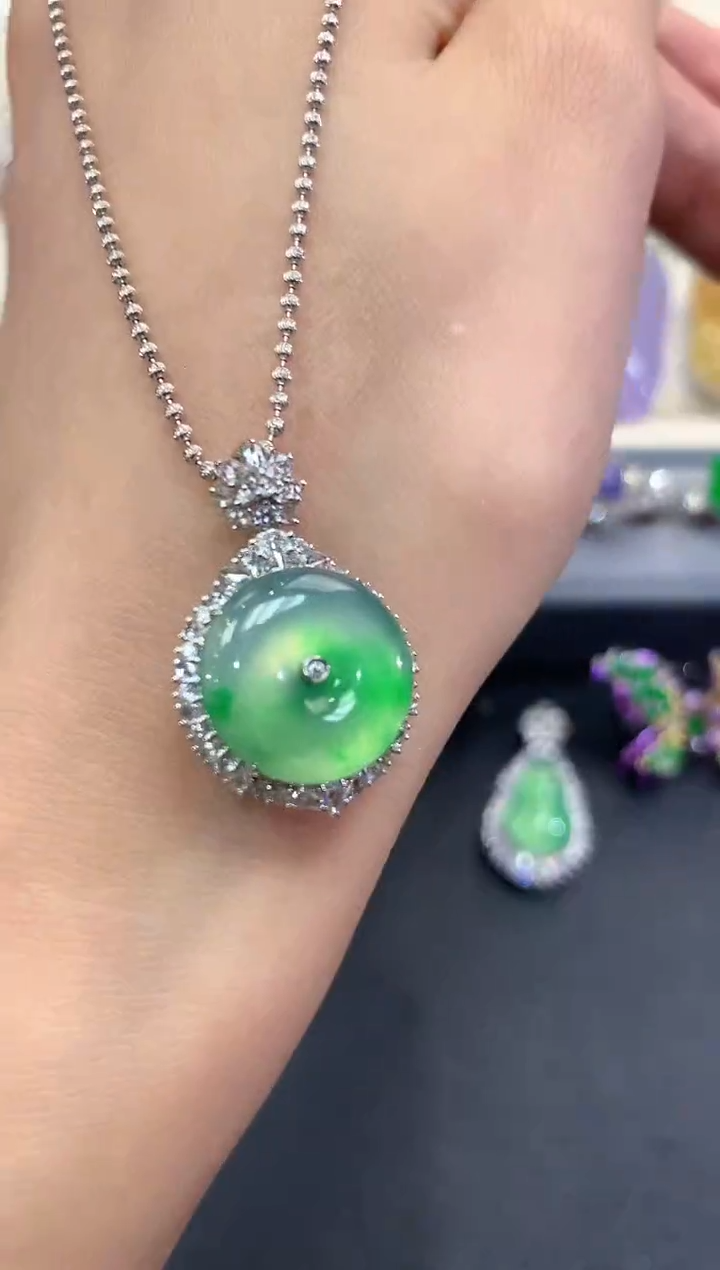 【闪购商品】翡翠吊坠(不含链)18K金镶嵌w75