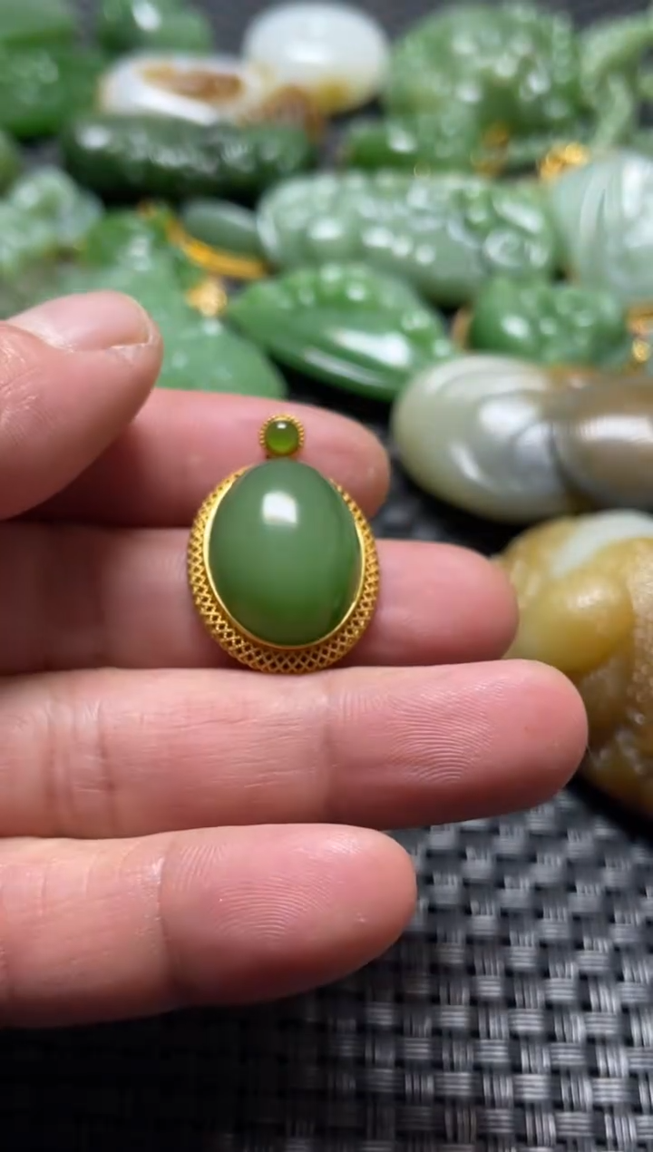 【闪购商品】和田玉吊坠18K金镶嵌蛋面