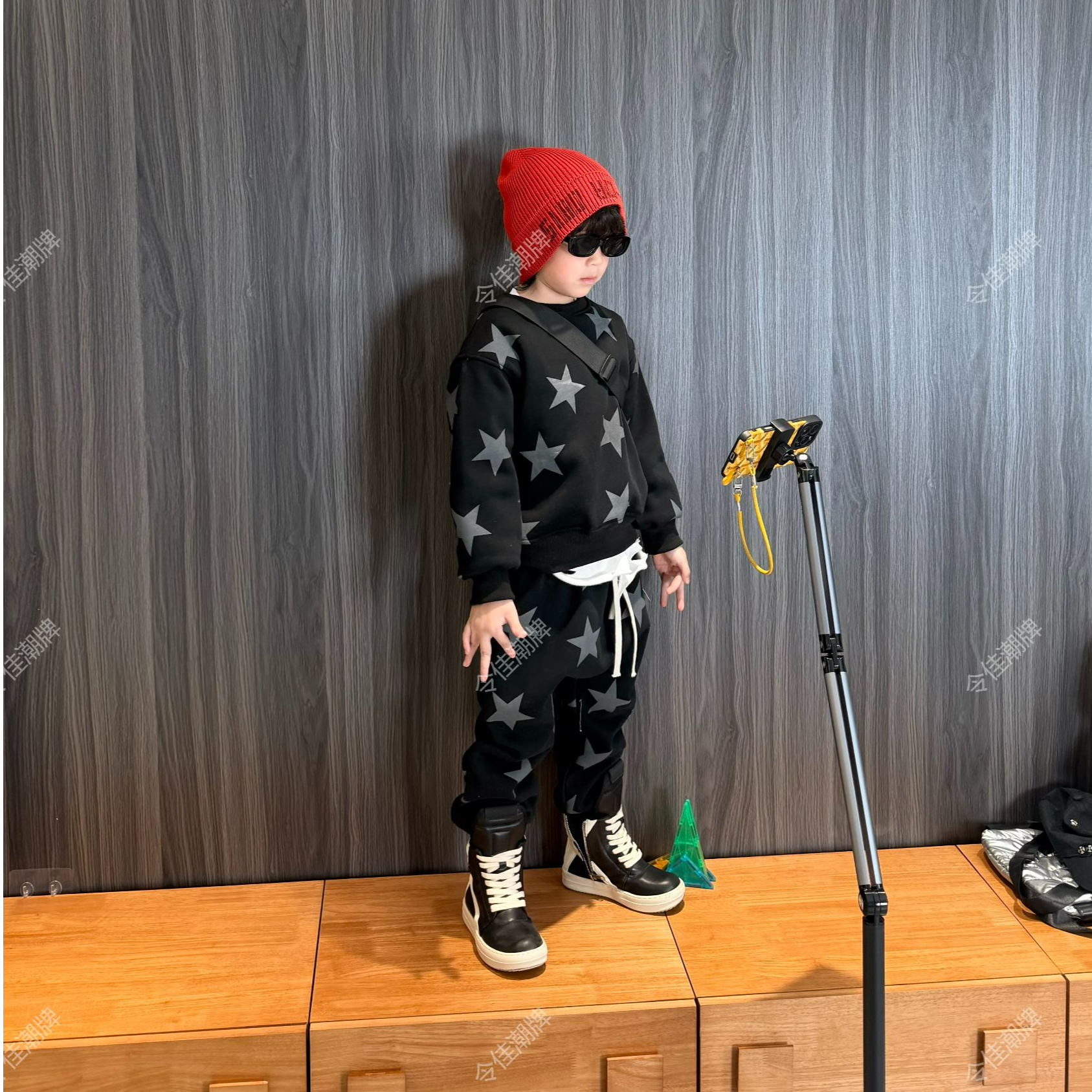 令佳潮牌冬款儿童中性时尚星星印花黑色圆领卫衣洋气加绒套装3322