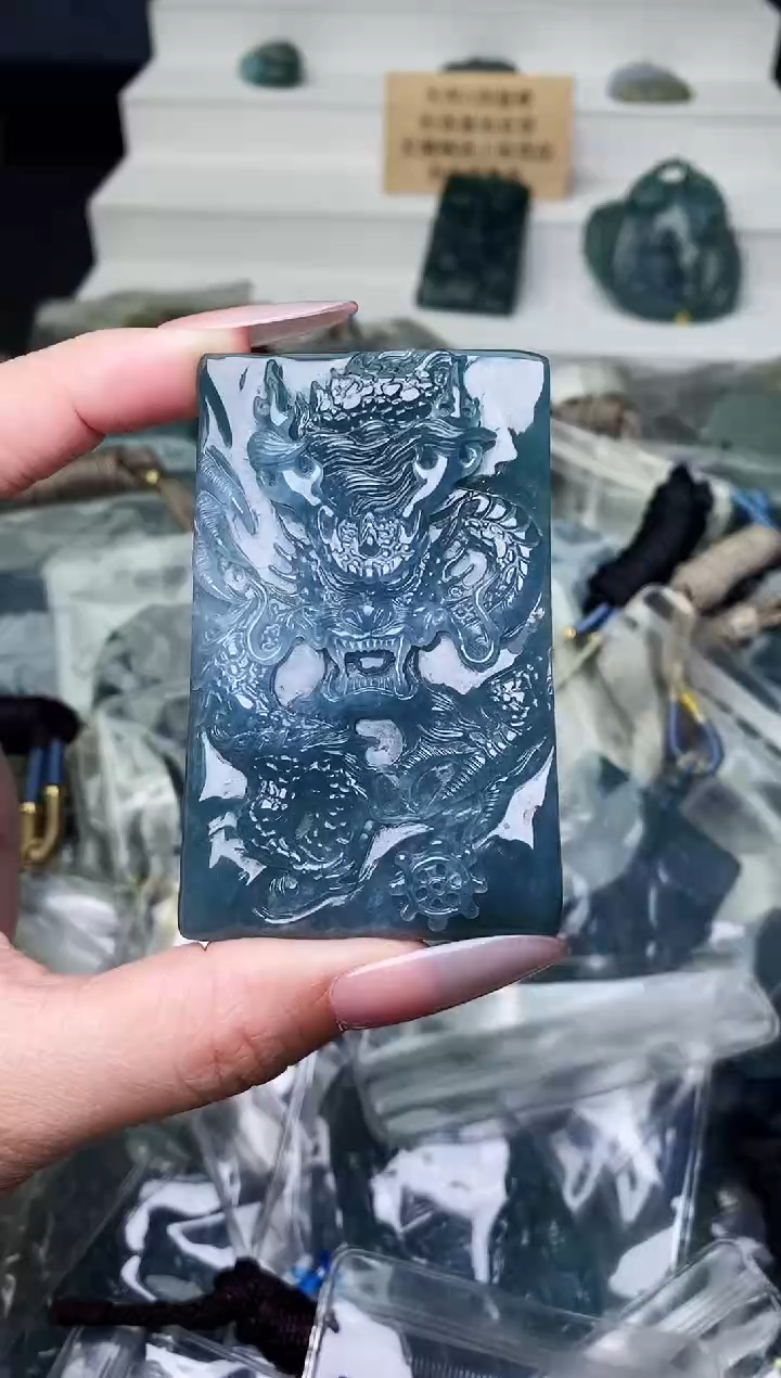 颈饰未镶嵌翡翠 