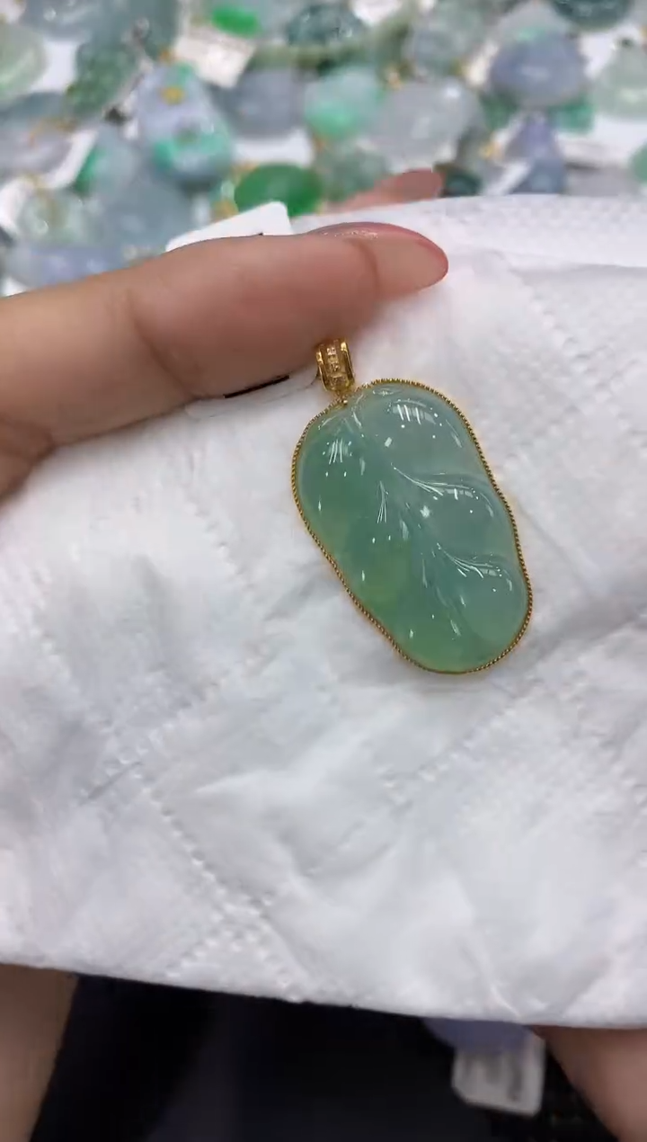 颈饰18K金镶嵌翡翠111111111111
