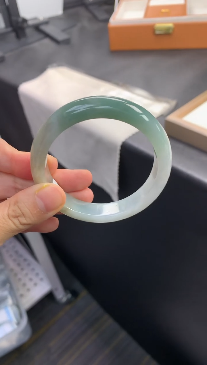 未镶嵌手镯翡翠退货需手镯吊牌标签完好